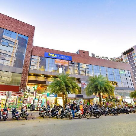 Fabhotel Happinex Surat Bagian luar foto