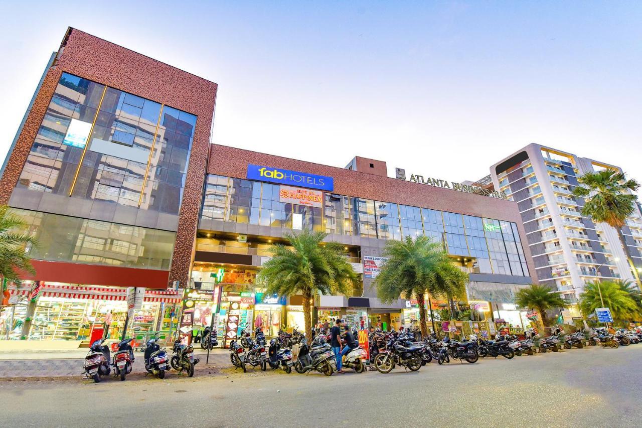 Fabhotel Happinex Surat Bagian luar foto
