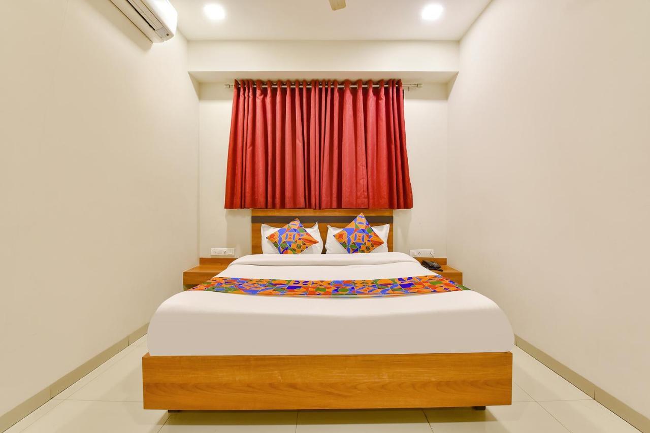 Fabhotel Happinex Surat Bagian luar foto