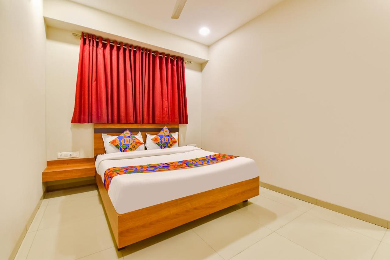 Fabhotel Happinex Surat Bagian luar foto