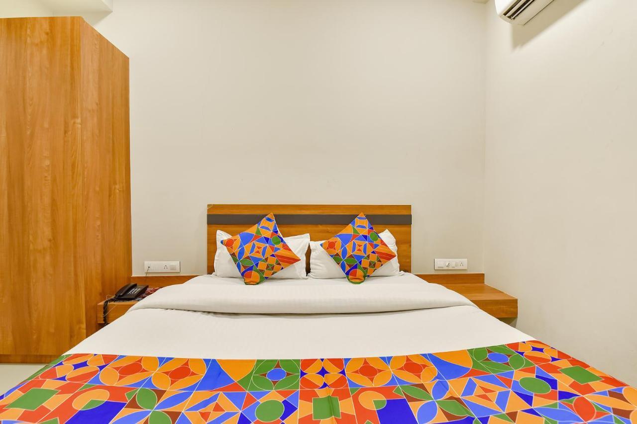 Fabhotel Happinex Surat Bagian luar foto