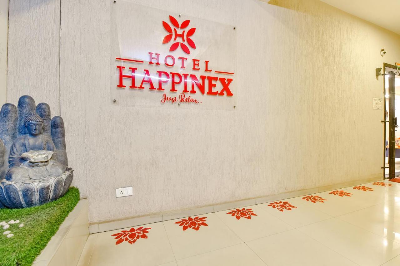 Fabhotel Happinex Surat Bagian luar foto