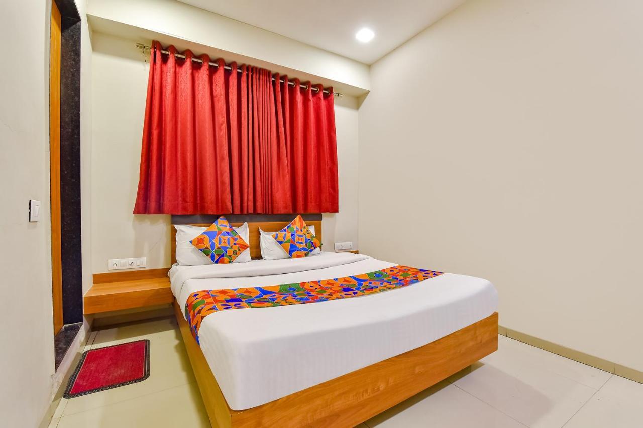 Fabhotel Happinex Surat Bagian luar foto