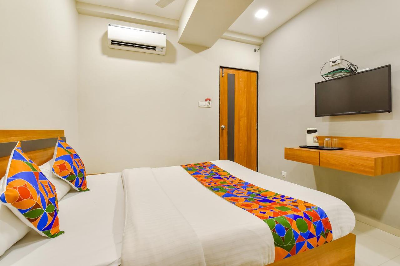 Fabhotel Happinex Surat Bagian luar foto