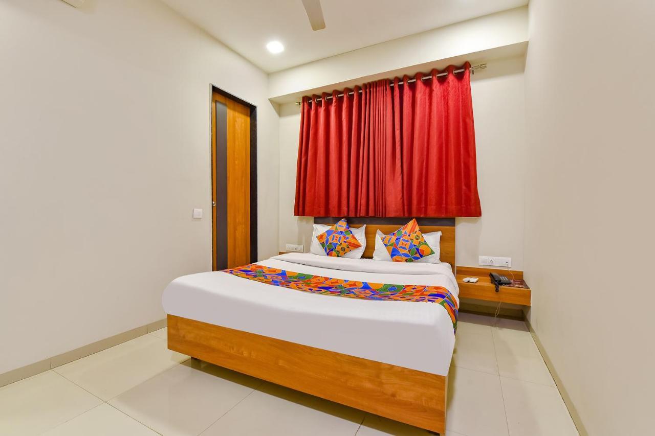 Fabhotel Happinex Surat Bagian luar foto